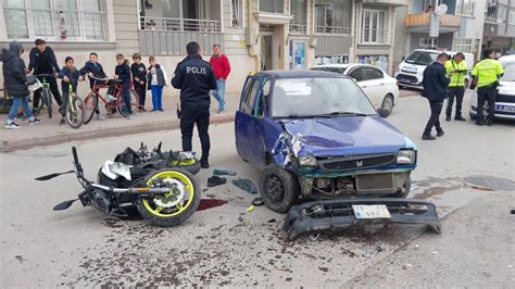 S­a­m­s­u­n­­d­a­ ­o­t­o­m­o­b­i­l­l­e­ ­ç­a­r­p­ı­ş­a­n­ ­m­o­t­o­s­i­k­l­e­t­ ­s­ü­r­ü­c­ü­s­ü­ ­y­a­r­a­l­a­n­d­ı­